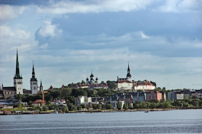 Der Domberg und Tallinns Türme vom Hafen aus